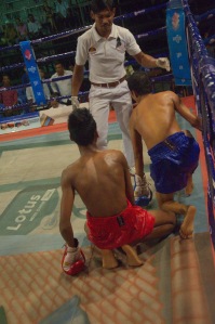 Es gab im Khmerboxen auch oft den Fall, dass der Schiedsrichter etwas "härter" durchgreifen musste...